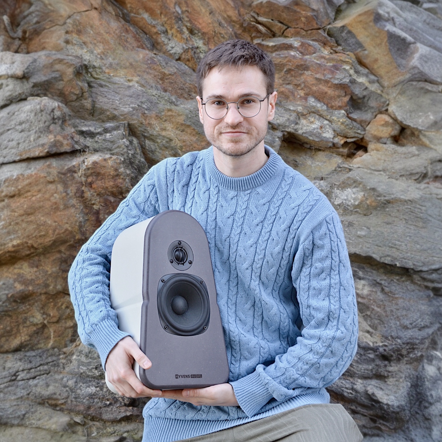 Mathias Persson med en egenutvecklad högtalare från Hyvens Audio